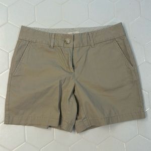Kaki short like new.2 pockets in front and 2 in back